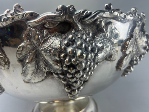 Champagne basin decorated with bunches of grapes in silver metal 
