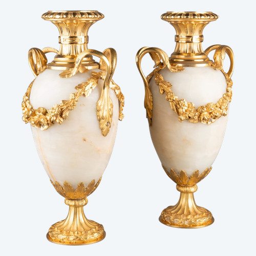 Paire d’urnes en onyx Nicolo et bronze doré, fin XVIIIe siècle 