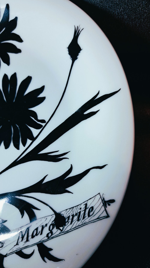 Assiette décorée par Jeannine Hétreau ​​​​​​​ décor Marguerite pour Primavera vers 1950