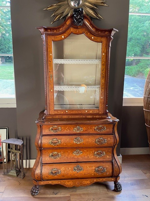 meuble vitrine à deux corps Hollandais vers 1750 ouvrant par quatre tiroirs sur la partie basse.