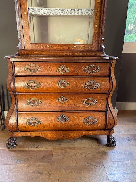 meuble vitrine à deux corps Hollandais vers 1750 ouvrant par quatre tiroirs sur la partie basse.