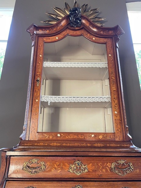 meuble vitrine à deux corps Hollandais vers 1750 ouvrant par quatre tiroirs sur la partie basse.