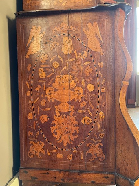 meuble vitrine à deux corps Hollandais vers 1750 ouvrant par quatre tiroirs sur la partie basse.