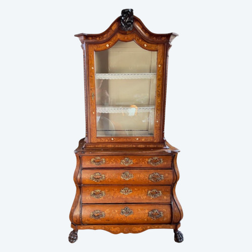 meuble vitrine à deux corps Hollandais vers 1750 ouvrant par quatre tiroirs sur la partie basse.