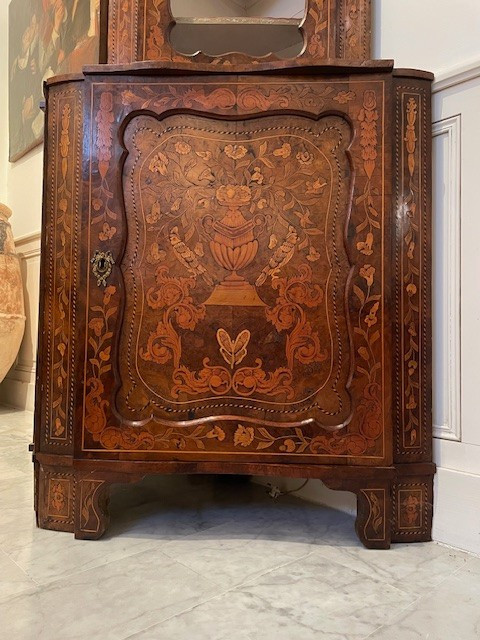 Belle paire d'encoignures hollandaises vers 1750