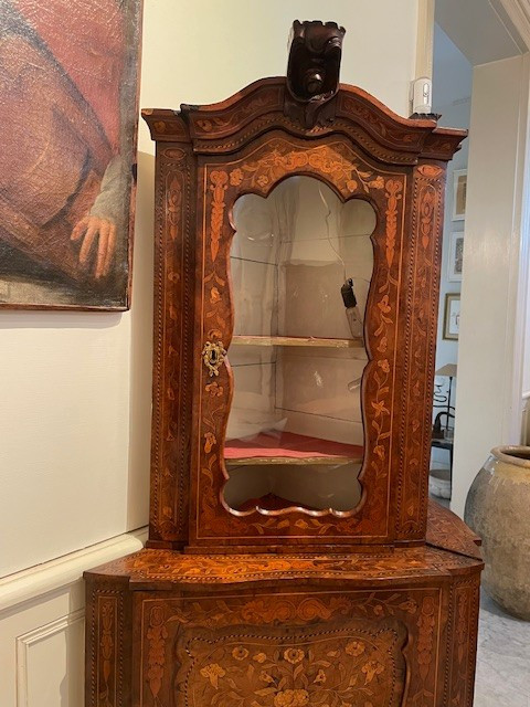 Belle paire d'encoignures hollandaises vers 1750