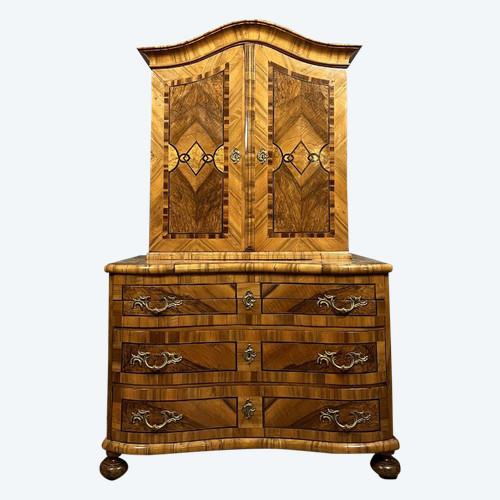 Barockes Kabinett mit Geheimnissen aus der Zeit Ludwigs XIV. in Edelholzintarsien um 1700