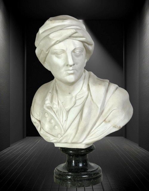 BUSTO ANTICO IN MARMO BIANCO SCOLPITO MONTATO SU UNA BASE IN MARMO NERO