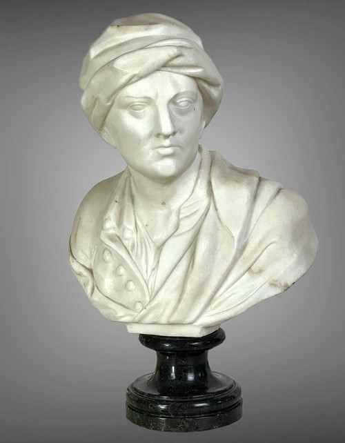BUSTO ANTICO IN MARMO BIANCO SCOLPITO MONTATO SU UNA BASE IN MARMO NERO