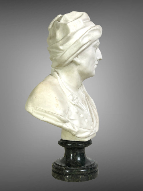 BUSTO ANTICO IN MARMO BIANCO SCOLPITO MONTATO SU UNA BASE IN MARMO NERO