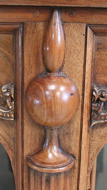 Long Meuble de Présentation, en Noyer, goût Renaissance - 2ème partie du XIXe