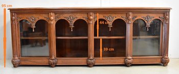 Long Meuble de Présentation, en Noyer, goût Renaissance - 2ème partie du XIXe
