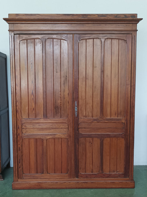 Großer Pariser Schrank aus Kiefernholz