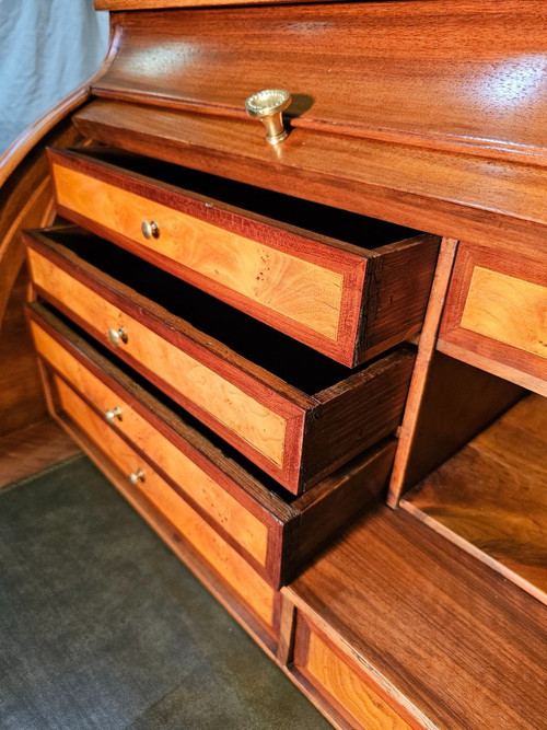 Bureau à Cylindre En Noyer Blond  Louis XVI