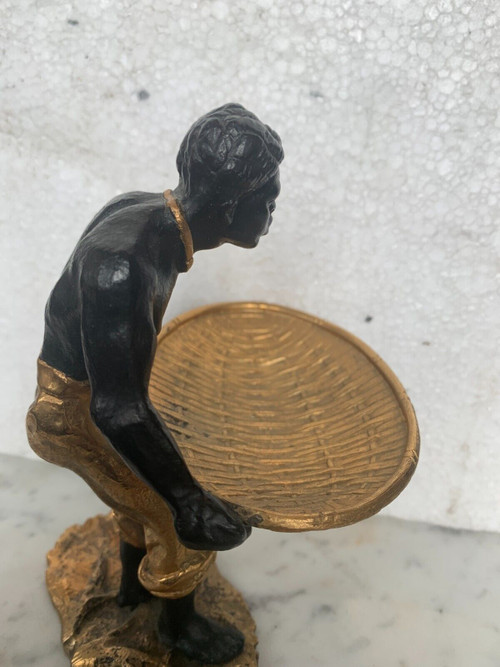 "Uomo con cesto intrecciato" gruppo in bronzo con doppia patina XX secolo