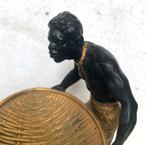 "Uomo con cesto intrecciato" gruppo in bronzo con doppia patina XX secolo
