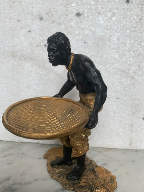 "Uomo con cesto intrecciato" gruppo in bronzo con doppia patina XX secolo