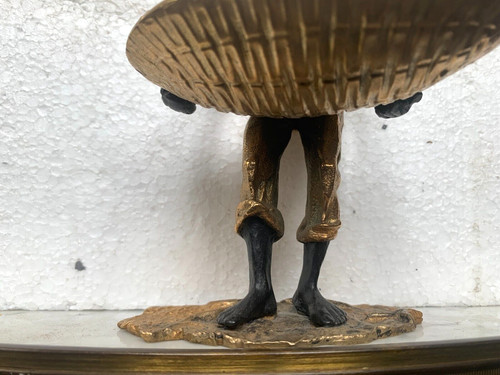 "Uomo con cesto intrecciato" gruppo in bronzo con doppia patina XX secolo