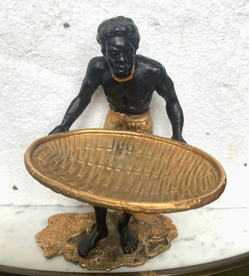 "Uomo con cesto intrecciato" gruppo in bronzo con doppia patina XX secolo