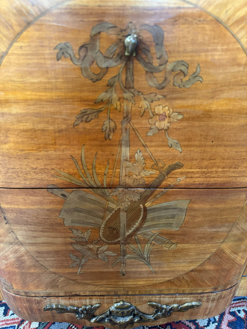 COMMODE A RESSAUT CENTRAL EPOQUE LOUIS XVI