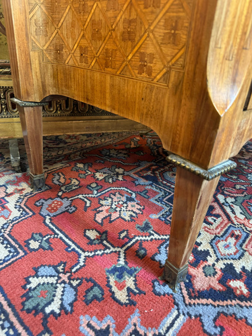 COMMODE A RESSAUT CENTRAL EPOQUE LOUIS XVI