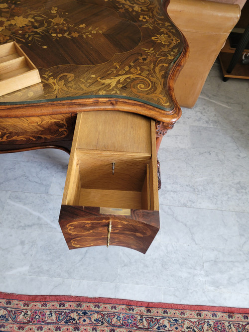 Schöner Schreibtisch, komplett mit Intarsien Ende des 19. oder Anfang des 20. Jahrhunderts im Stil von Ludwig XV.