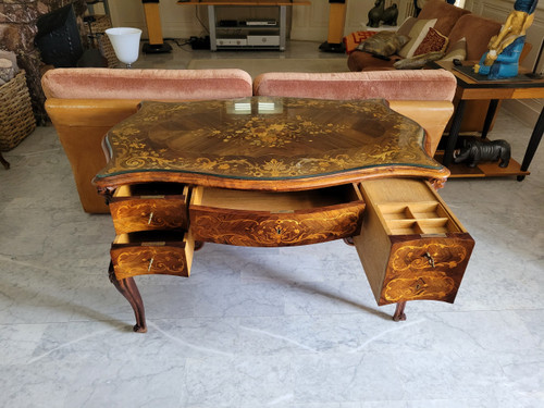 Schöner Schreibtisch, komplett mit Intarsien Ende des 19. oder Anfang des 20. Jahrhunderts im Stil von Ludwig XV.