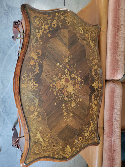 Schöner Schreibtisch, komplett mit Intarsien Ende des 19. oder Anfang des 20. Jahrhunderts im Stil von Ludwig XV.
