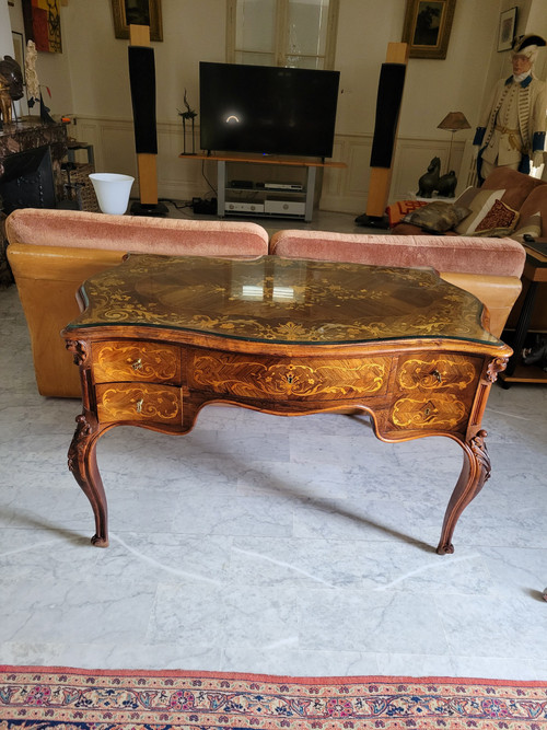 Schöner Schreibtisch, komplett mit Intarsien Ende des 19. oder Anfang des 20. Jahrhunderts im Stil von Ludwig XV.