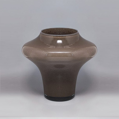 1970er Jahre Wunderschöne beigefarbene Vase aus Muranoglas von Dogi. Hergestellt in Italien