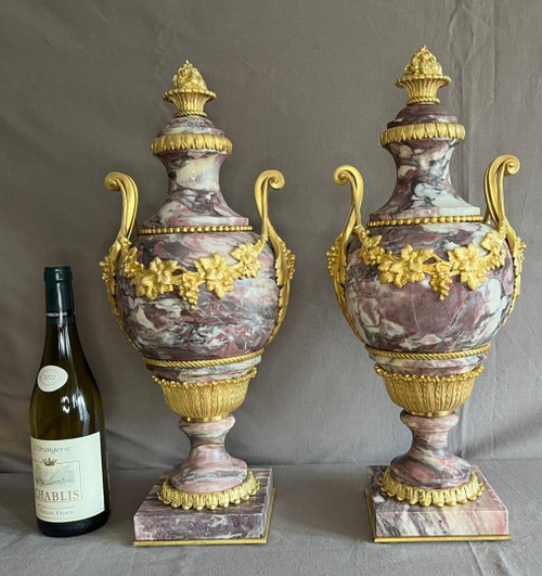 Coppia di cassolette in marmo di Breche de Violette e bronzo dorato XIX secolo