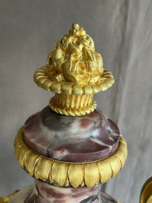 Coppia di cassolette in marmo di Breche de Violette e bronzo dorato XIX secolo