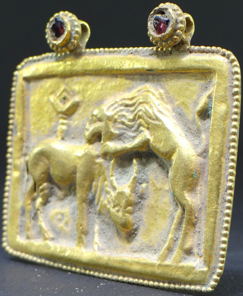 Art Gréco-bouddhique Du Gandhara, Ier Au IIIème Siècle De Notre ère, Pendentif En Or Repoussé.