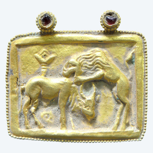 Art Gréco-bouddhique Du Gandhara, Ier Au IIIème Siècle De Notre ère, Pendentif En Or Repoussé.