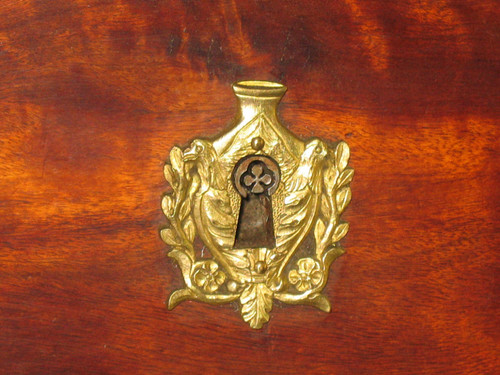 Scrittoio in mogano di epoca impero con quadrifoglio e serrature in bronzo