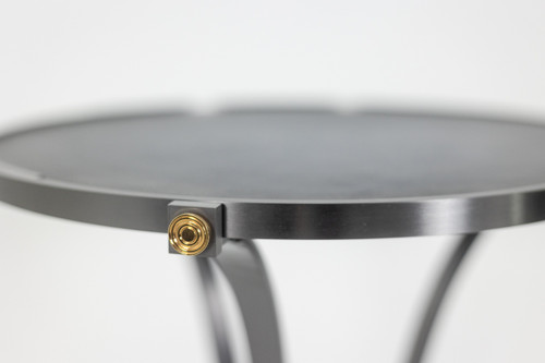 Guéridon « Canabas » en cuir patiné, acier, et laiton doré. Contemporain. LS59502209H