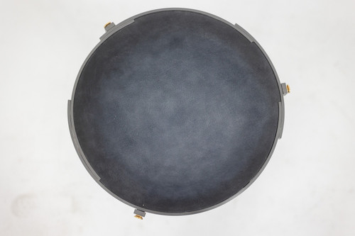 Guéridon « Canabas » en cuir patiné, acier, et laiton doré. Contemporain. LS59502209H