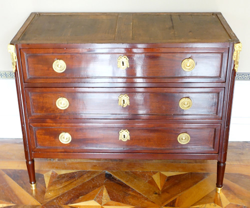 Commode Louis XVI Directoire acajou moucheté, marbre Turquin - époque XVIIIe siècle 113cm x 89,5cm