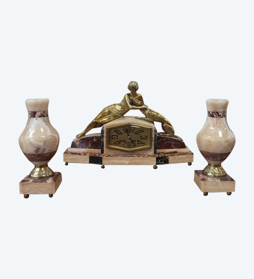 Frankreich, um 1940 - Kamingarnitur - vergoldete Bronze und dreifarbiger Marmor - Pendeluhr