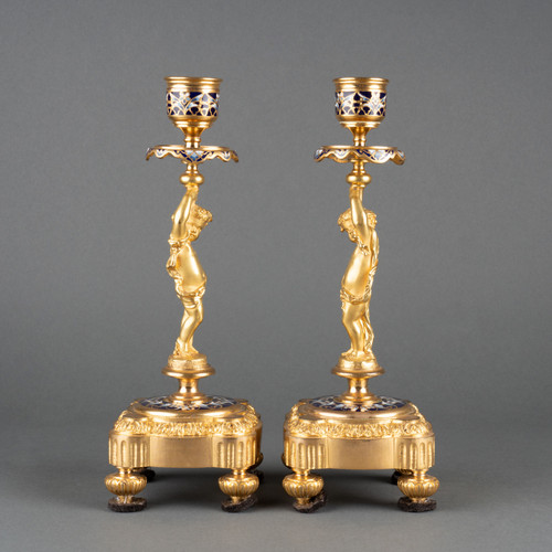 Coppia di candelieri in bronzo dorato smaltato, XIX secolo