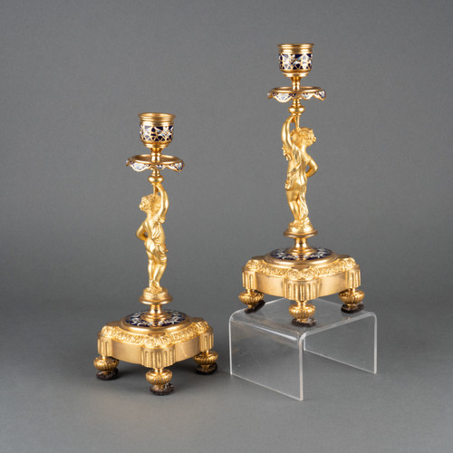 Coppia di candelieri in bronzo dorato smaltato, XIX secolo