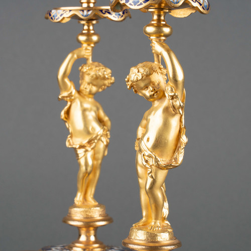 Coppia di candelieri in bronzo dorato smaltato, XIX secolo
