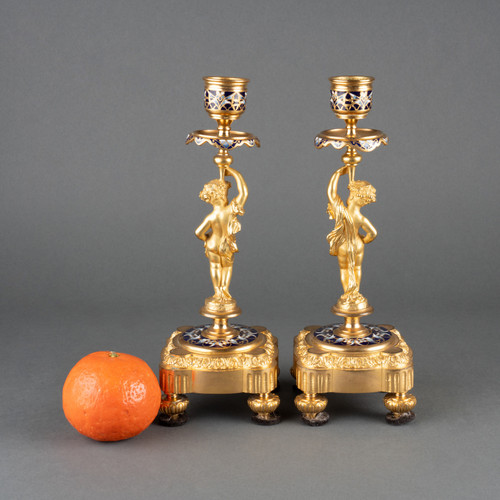 Coppia di candelieri in bronzo dorato smaltato, XIX secolo