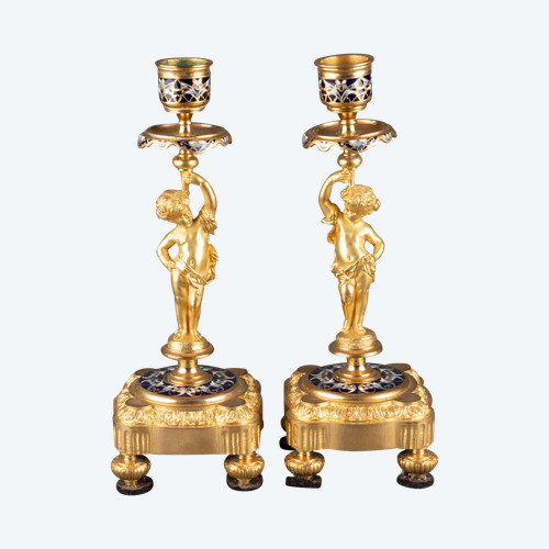 Coppia di candelieri in bronzo dorato smaltato, XIX secolo