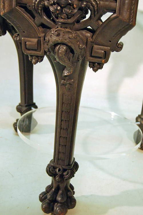 Tavolo di design con gambe intagliate del XIX secolo