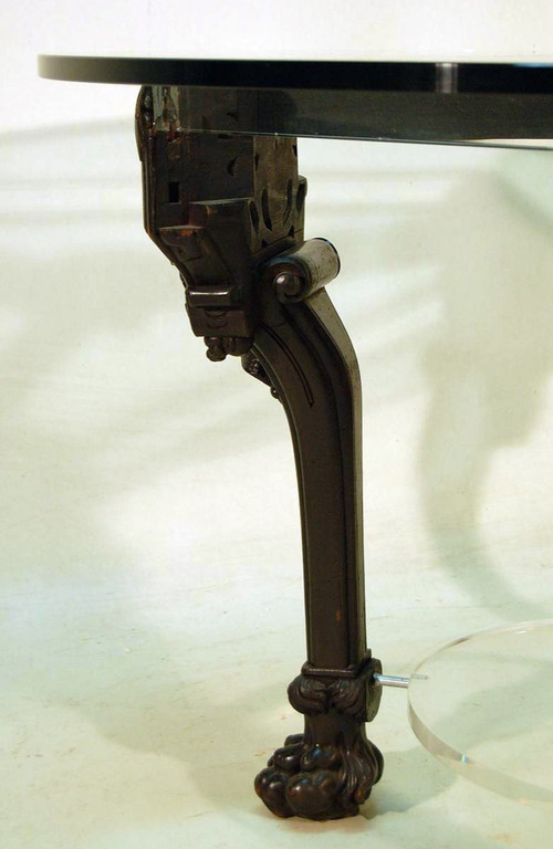 Tavolo di design con gambe intagliate del XIX secolo