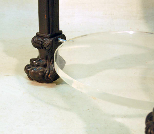 Tavolo di design con gambe intagliate del XIX secolo