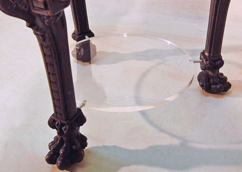Tavolo di design con gambe intagliate del XIX secolo