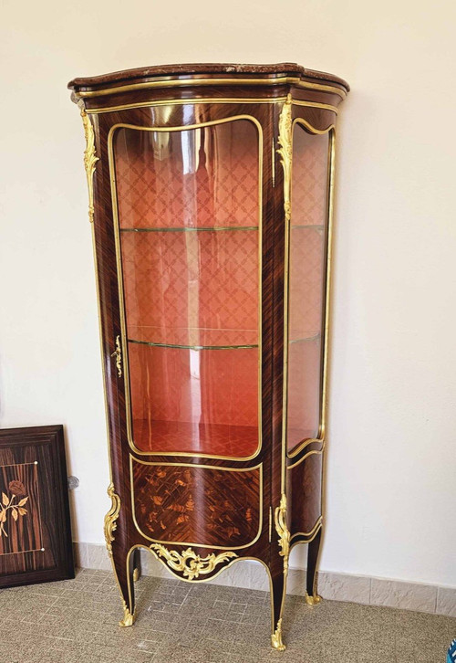 Geschwungene Vitrine St Louis XV Aus Intarsien Und Goldbronze