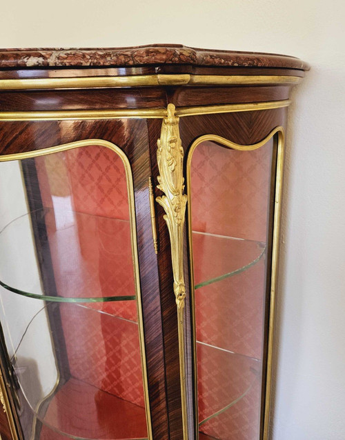 Geschwungene Vitrine St Louis XV Aus Intarsien Und Goldbronze